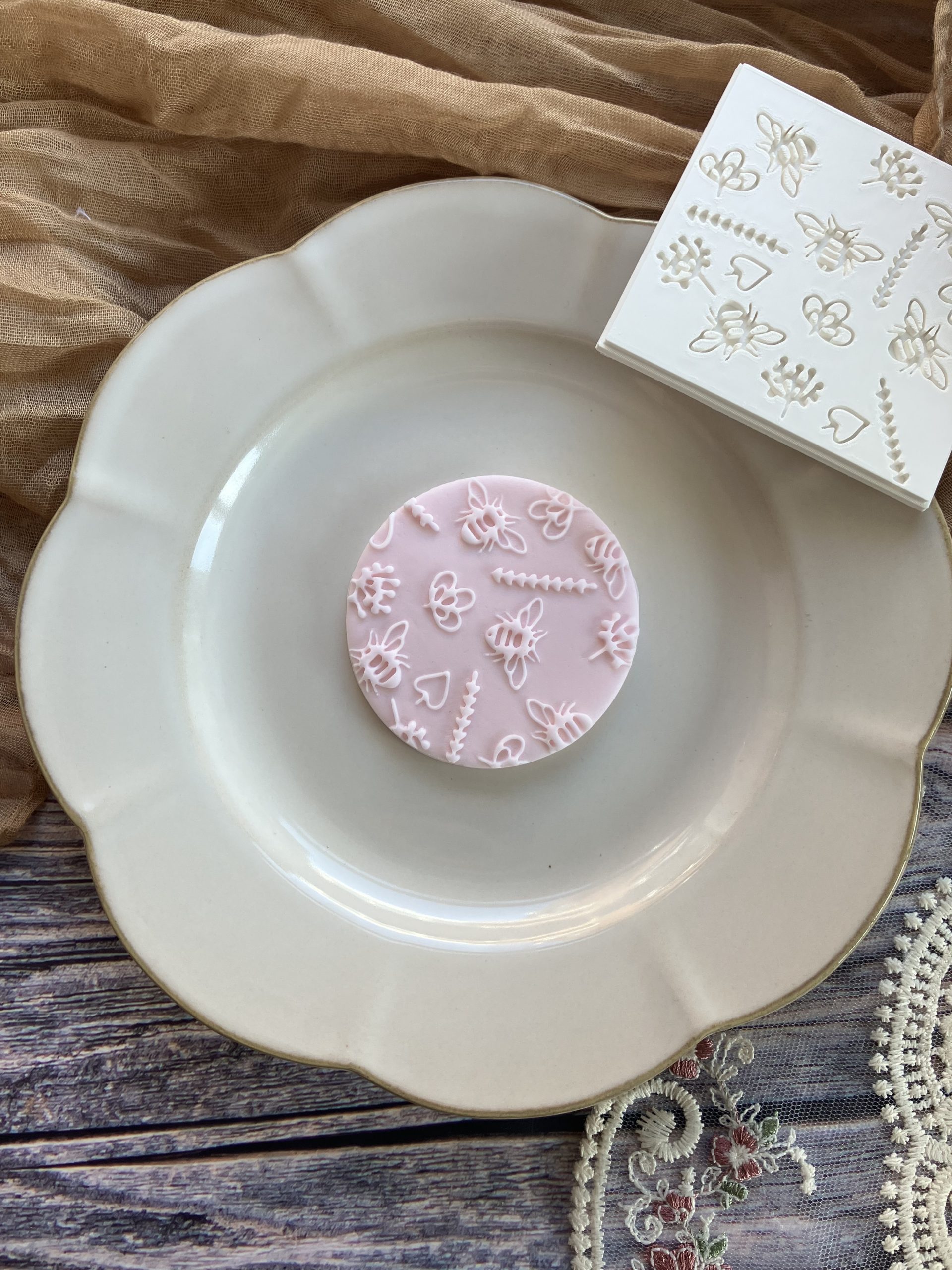 Bee and Plant Pattern Fondant Stamp Embosser, Bumble Bee, Winnie The Pooh - Image 2