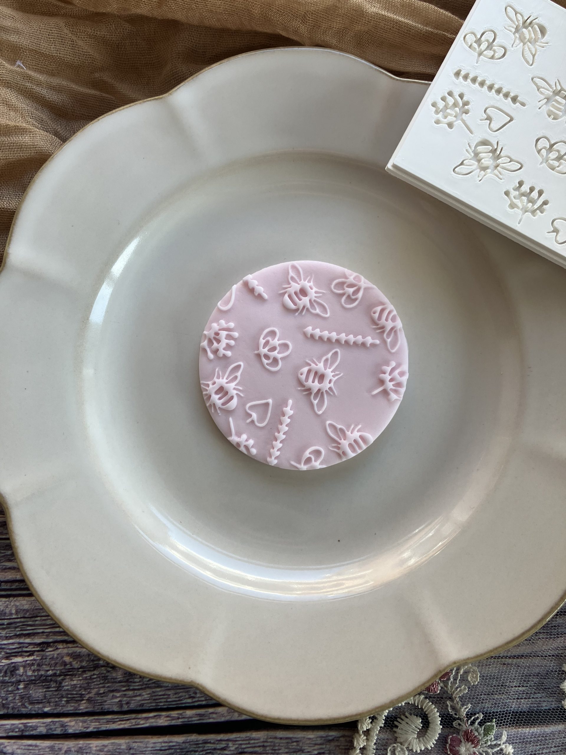 Bee and Plant Pattern Fondant Stamp Embosser, Bumble Bee, Winnie The Pooh - Image 3