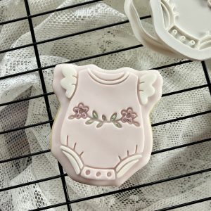 Floral Baby Romper Cookie Cutter & Embosser – Baby Shower Cookie Stamp – Fondant Cutter for Christening, Baptism, Birthday (8cm)