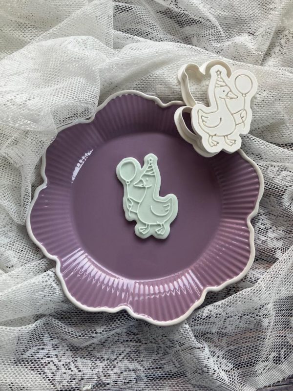 Party Goose Cookie Cutter & Fondant Embosser – Balloon & Hat Design (8cm) - Image 3